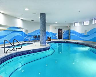 Holiday Inn Express & Suites Langley - Langley - Uima-allas