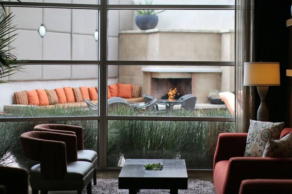 2 Stylish Rooms Near Santa Monica Beaches | Rooftop Dining, Iconic View, Pool! - לוס אנג'לס - טרקלין