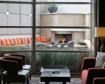 2 Stylish Rooms Near Santa Monica Beaches | Rooftop Dining, Iconic View, Pool! - לוס אנג'לס - טרקלין