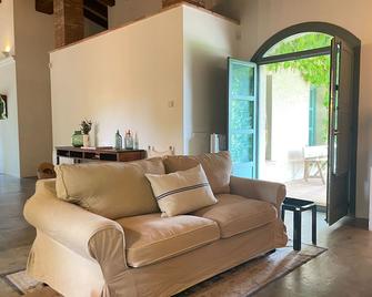 Dreamy Mediterranean Home With Guest House - Vilopriu - Sala de estar
