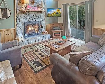 Deal's Gap, Cherohala, NOC, Tsali, Fontana Or Harrah's -- All Within Reach - Robbinsville - Living room
