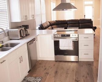 Charming Meets Modern 2-bedroom Cottage - Morgan City - Küche