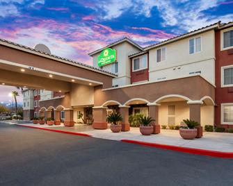 La Quinta Inn & Suites by Wyndham Las Vegas Red Rock - לאס וגאס - בניין