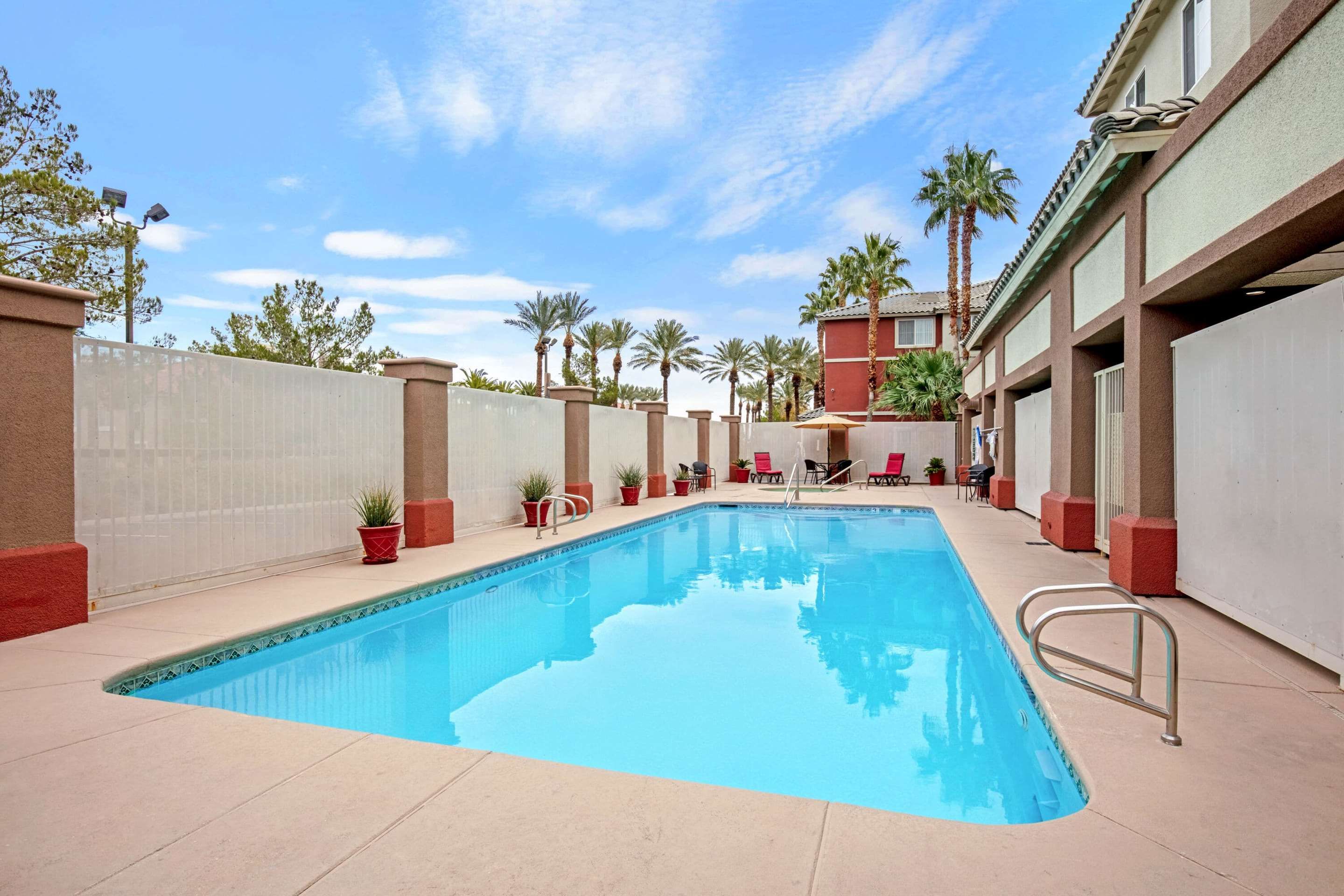 La Quinta Inn & Suites by Wyndham Las Vegas Red Rock thumbnail 3
