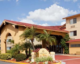 La Quinta Inn & Suites by Wyndham St. Pete-Clearwater Airpt - Clearwater - Edificio
