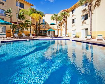 La Quinta Inn & Suites by Wyndham St. Peter-Clearwater Airport - Клірвотер - Басейн