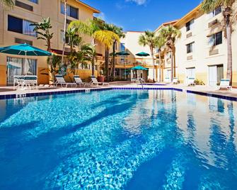 La Quinta Inn & Suites by Wyndham St. Peter-Clearwater Airport - קלירווטר - בריכה