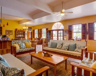 The Crimson Orchid Inn at Orchid Bay - Sartaneja - Living room