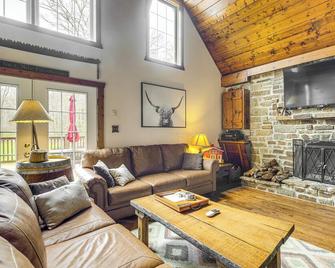 The Lodge at Crider Creek Getaway on 140 Acres! - Owensville - Sala de estar
