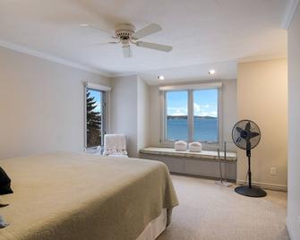 On Crystal Lake, Newly Remodeled, Best Views & Location, Walk to town - Beulah - Habitación