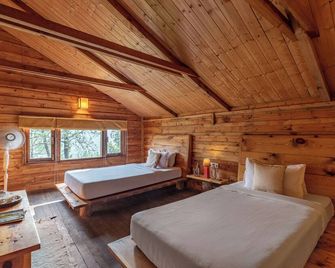 Alaya Stays Cottage with Tree House - Suro Woodbine Chalet - Shimla - Bedroom