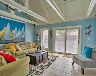 Resort Pool and Golf Palmetto Dunes Beach Villa - Hilton Head Island - Living room