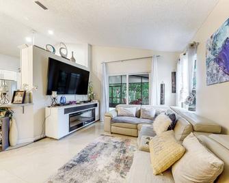 Family-Friendly North Lauderdale Home with Grill! - North Lauderdale - Living room