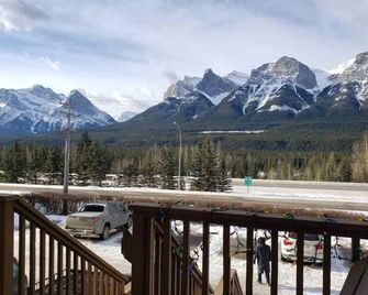 The View Tub- hot tub, free parking, view, king bed, AC, 2BR, sleeps 6 - Harvie Heights - Balcón