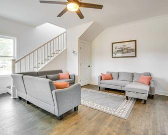 Holt Home 10 Mi to State Park: Fish, Swim & Hike - Kearney - Living room