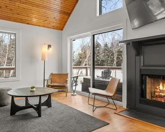 Tranquil 3-Br Waterfront Retreat - Becket - Sala de estar