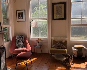 Waterfront Victorian Farmhouse With Heated Pool And Deepwater Dock - Shelter Island Heights - Living room