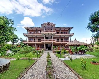 Eden jungle resort was established in 1986 AD. It was located in sauraha village - Sauraha - Bâtiment