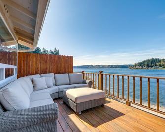 Port Orchard Waterfront Retreat Steps to Beach! - Port Orchard - Balcony