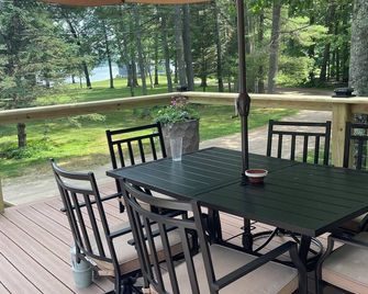 Cozy Carriage House on Lake Ossipee. Private beach with boat docks - Center Ossipee - Patio