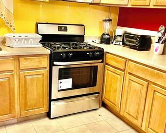 Large Luxury 1-Bedroom Apartment-One Block to Train - Brooklyn - Kitchen
