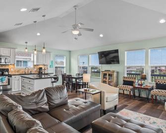 The Sea Turtle, Family and Dog Friendly, Cargo Lift, Crystal Beach TX Ocean View - Crystal Beach - Pokój dzienny