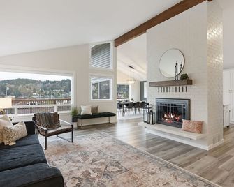 Downtown Harbor Home with Views & Room for All! - Gig Harbor - Huiskamer