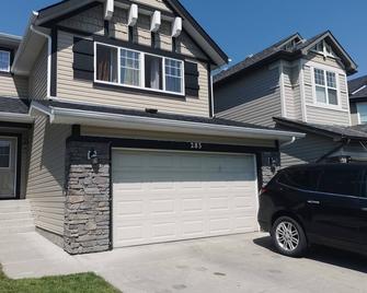 Chika's Cozy Igloo - Calgary - Building