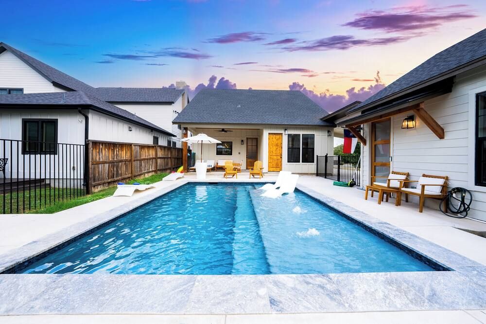 Luxury 3-bedroom Farmhouse with Pool Centrally Located in San Antonio - San Antonio - Pileta