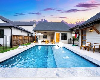 Luxury 3-bedroom Farmhouse with Pool Centrally Located in San Antonio - San Antonio - Pileta