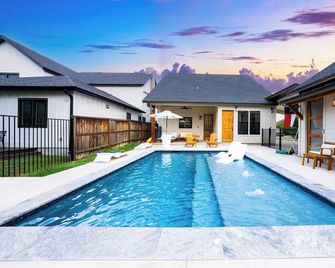 Luxury 3-bedroom Farmhouse with Pool Centrally Located in San Antonio - San Antonio - Pileta