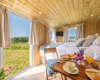This bespoke hut is situated on the edge of the marsh with uninterrupted views out to the sea. - Walsingham - Bedroom