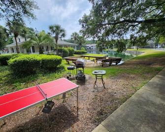 H5 close to the front pool and clubhouse downstairs by lake - Brunswick - Patio