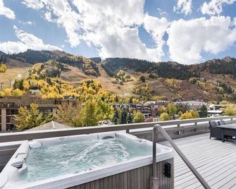 Independence Square 211, Chic Hotel Room with Mountain Views, A/C, & Rooftop Hot Tub - Aspen - Balcony