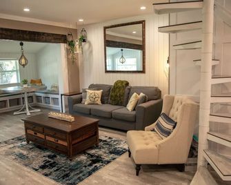 Family Home With Private Pool & Yard Only 24 Mi to Disney - St. Cloud - Living room