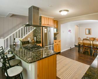 Lovely spacious 6 BR home in St. Croix River valley - Taylors Falls - Kitchen