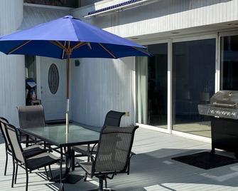 Large Room w use of pool/tennis in Spacious home - Sag Harbor - Patio