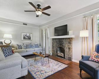 Sandpiper Cottage - near beach, dog friendly, cozy place to relax! - Gulfport - Living room