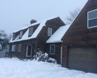 Secluded Family-Friendly Home - East Chatham - Building