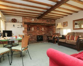 Annie's Cottage. A pretty chocolate box style cottage with lots of character. - Ramsgate - Living room