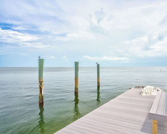 Aqua Lodges at 47th Street Gulfside - Marathon