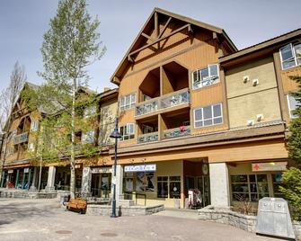 Lovely 3rd-floor getaway with fireplace, balcony & hot tub - walk to lifts - Whistler - Building
