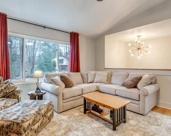 Pet-Friendly Fletcher Home - 13 Mi to Asheville! - Fletcher - Living room