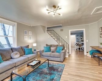 2 Mi to Saint Vincent College: Home in Latrobe - Latrobe - Living room