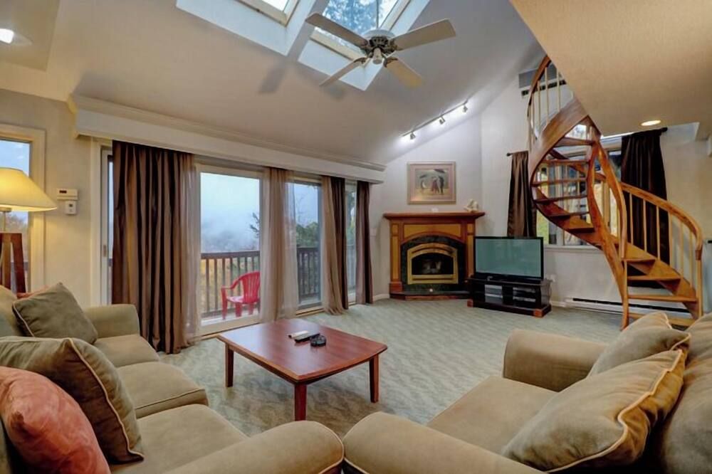 Stunning 2-Bedroom Nordic Village Condo with Mountain Views, Private Deck & Modern Comforts - Jackson - Stue