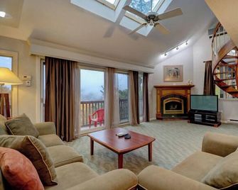 Stunning 2-Bedroom Nordic Village Condo with Mountain Views, Private Deck & Modern Comforts - Jackson - Stue