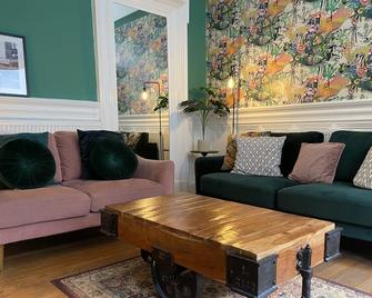 Stunning 2-bed flat with private patio in heart of the west end - Glasgow - Living room