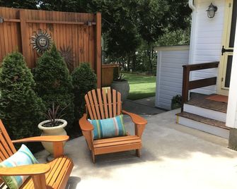 Big Style in tiny house - 2 miles to the Beach - Вестерлі - Патіо