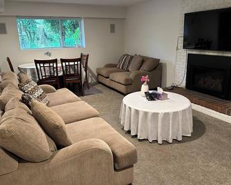 Ambleside central location spacious one bedroom suite. - West Vancouver - Living room