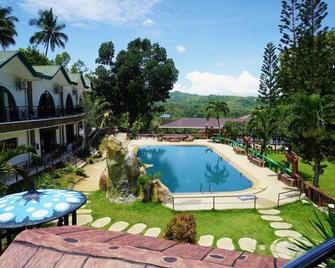 Hidden Valley Mountain and Wavepool Resort - Pinamungahan - Piscina